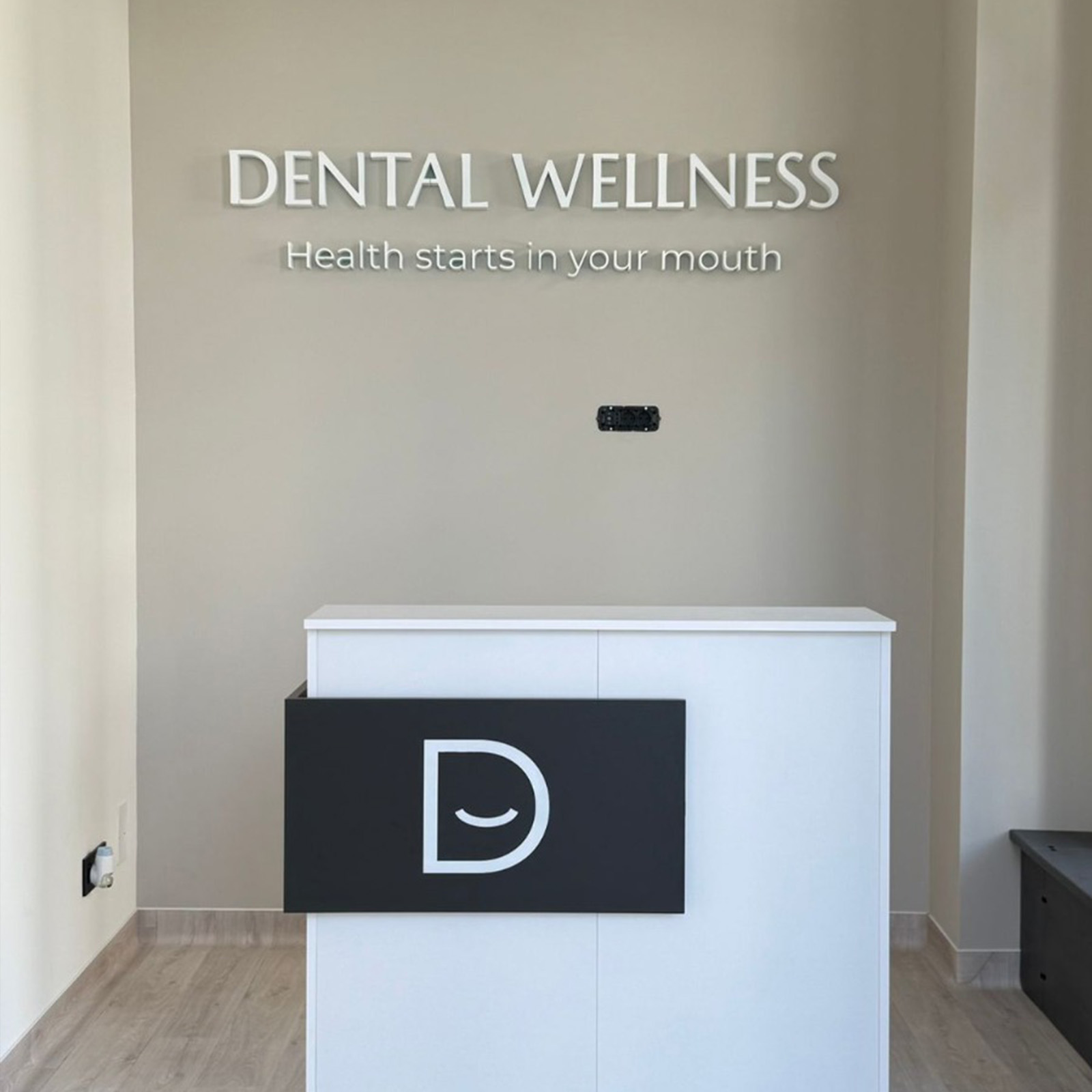 Litere din polistiren montate într-o clinică medicală