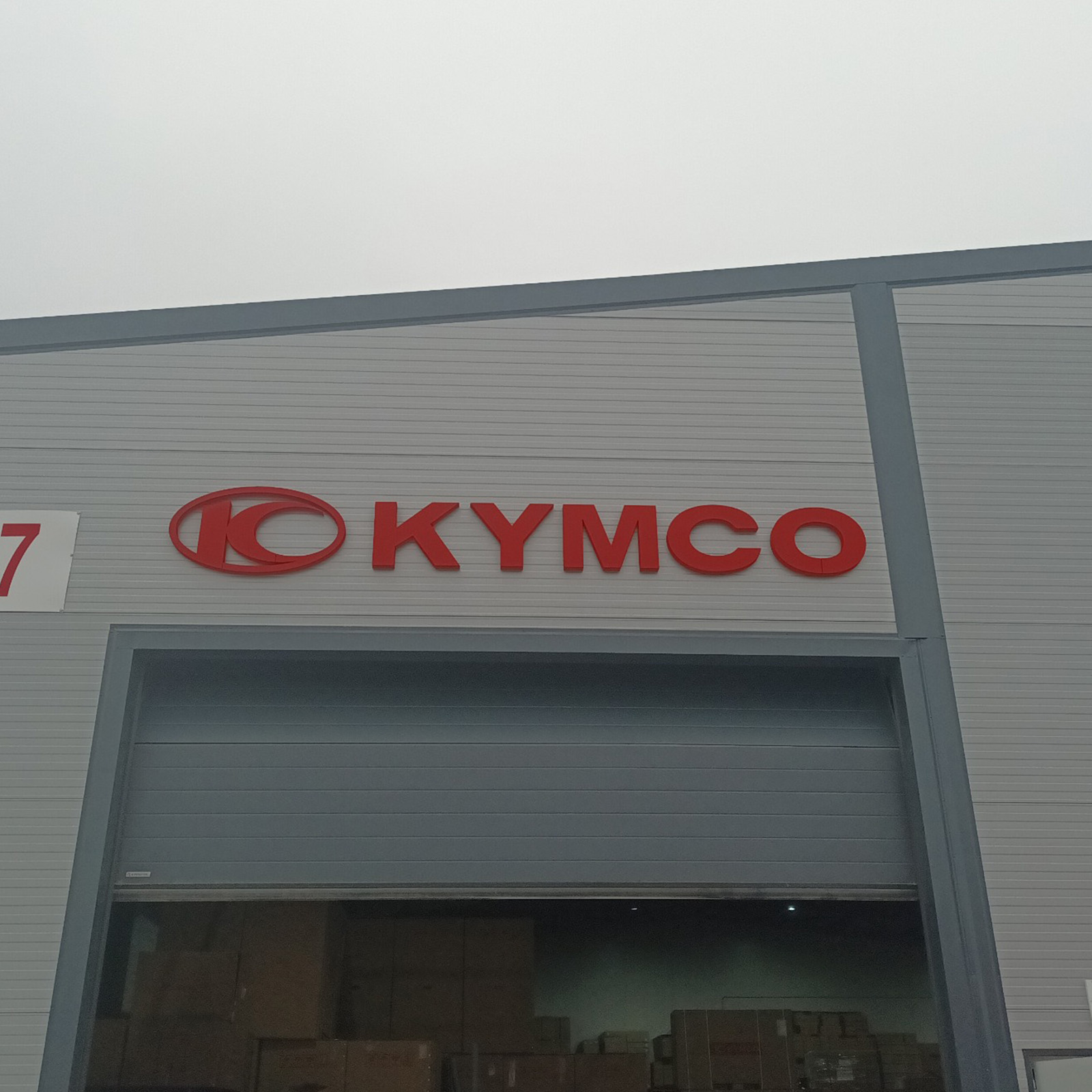 Litere din polistiren montate într-o hală industrială