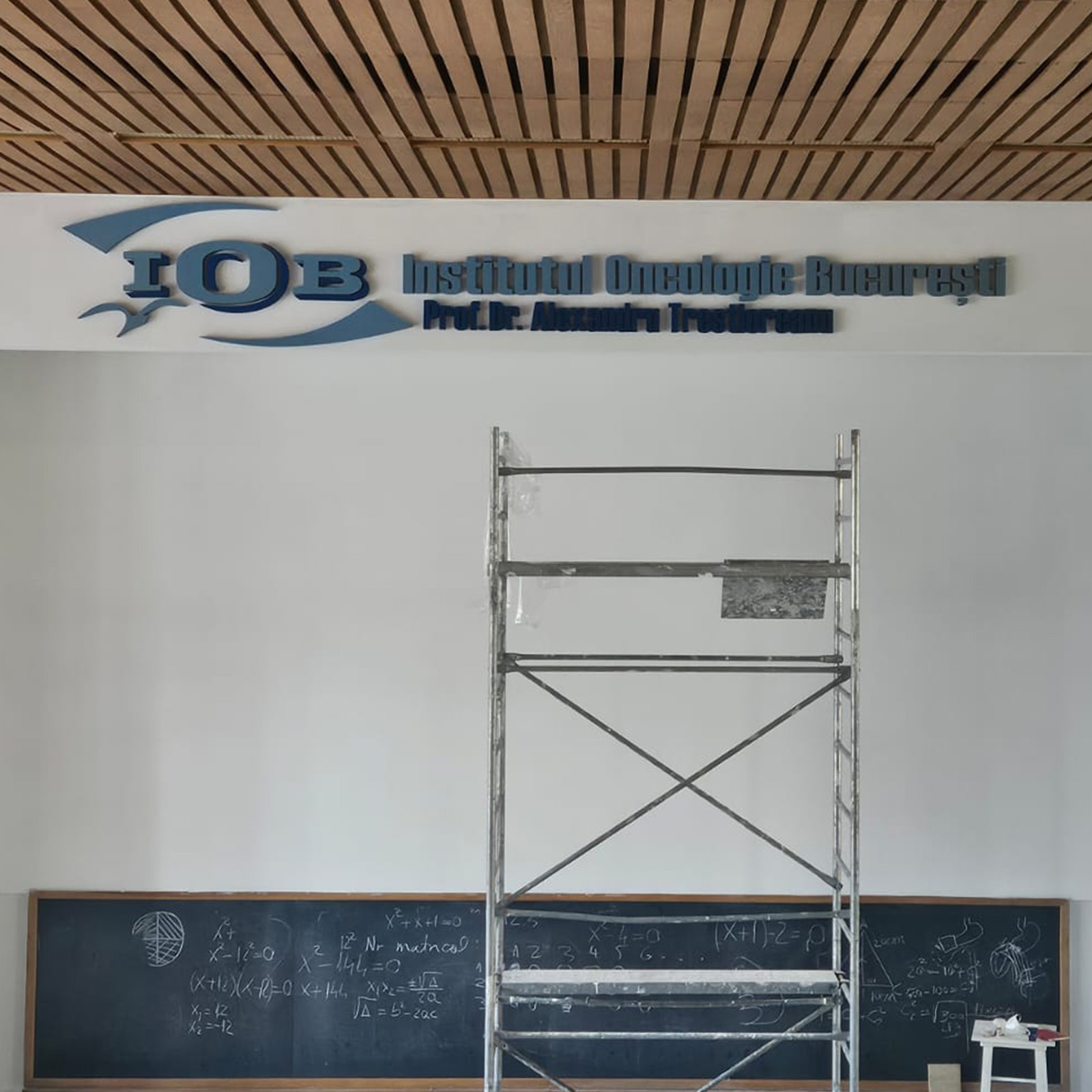 Elemente din polistiren montate pentru reclamă promoțională