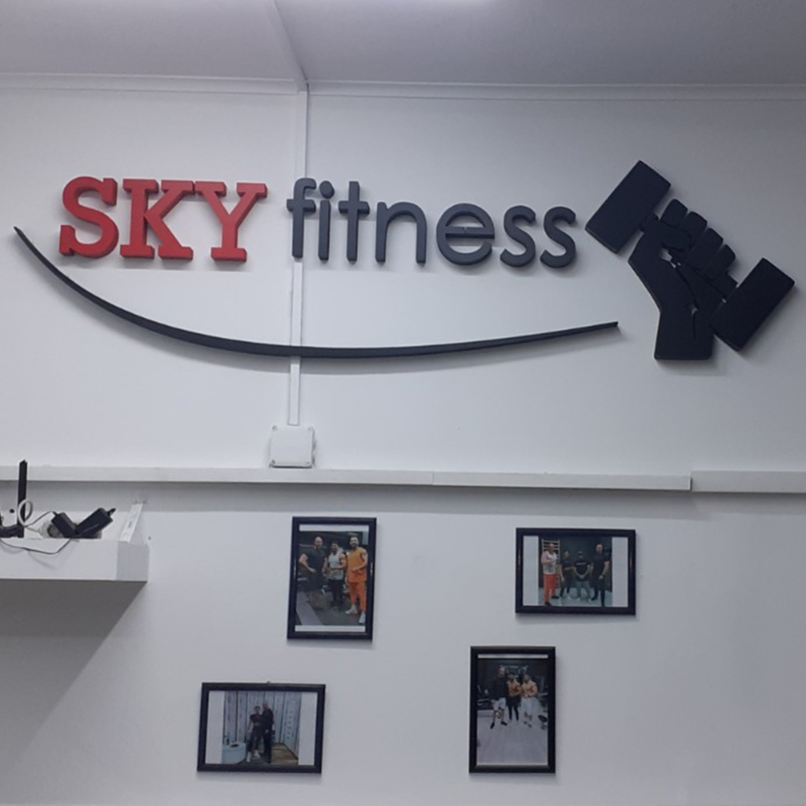 Litere din polistiren montate pe perete într-un birou